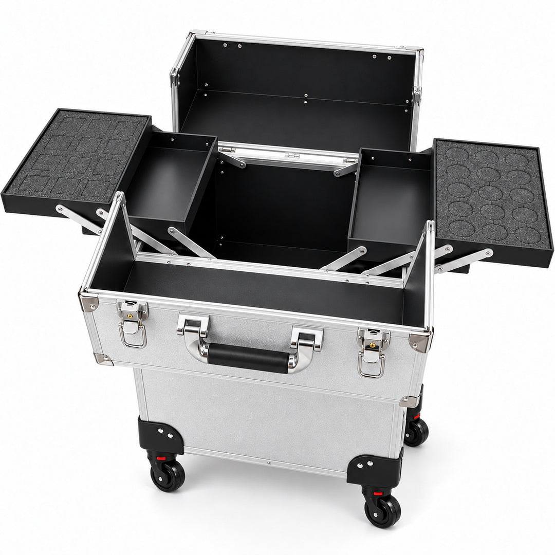 Geanta troler profesionala argintie deschisa, cu 4 tavite extensibile dispuse lateral pe doua niveluri, interior negru si compartiment central adanc pentru truse si cosmetice. Tavitele superioare au insertii din spuma pentru organizarea recipientelor, iar baza este prevazuta cu roti pivotante.
