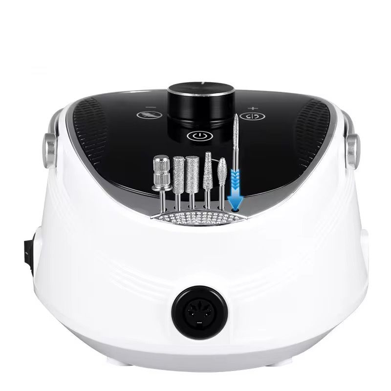 Partea din spate a frezei electrice albe, prezentand sase capete metalice de freza introduse in orificiile speciale de depozitare.