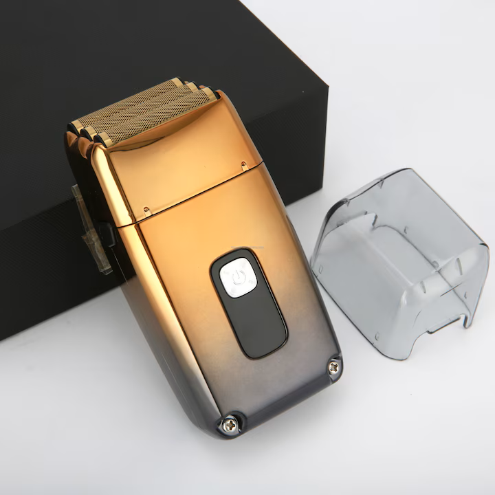 parat de Ras Shaver & Trimmer Profesional Hatteker | 3 Lame, Display LED, 7500 RPM pozitionat usor inclinat, avand capacul de protectie transparent asezat in partea dreapta.