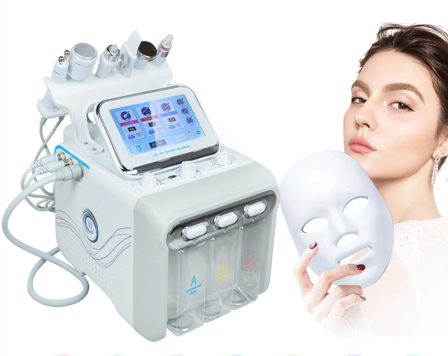 Combina cosmetica profesionala Hydrafacial 7 in 1 alba cu ecran digital, recipiente integrate pentru solutii si masca LED asezata in fata aparatului pe fundal alb si Masca LED alba pentru terapie faciala si gat, prezentata individual din fata, cu orificii pentru ochi, nas si gura.