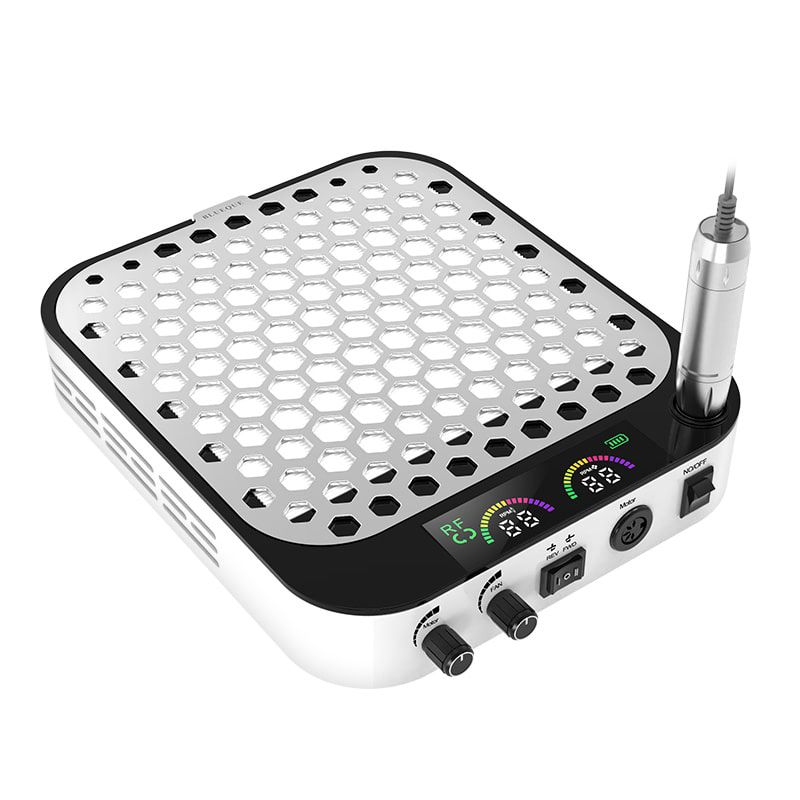 Aspirator cu Freza Manichiura 2 in 1 Blueque 858-18Plus | Set Capete Inclus prezentat pe fundal gri, evidentiand grila metalica tip fagure, mandrina argintie pozitionata in suportul lateral si panoul digital frontal.
