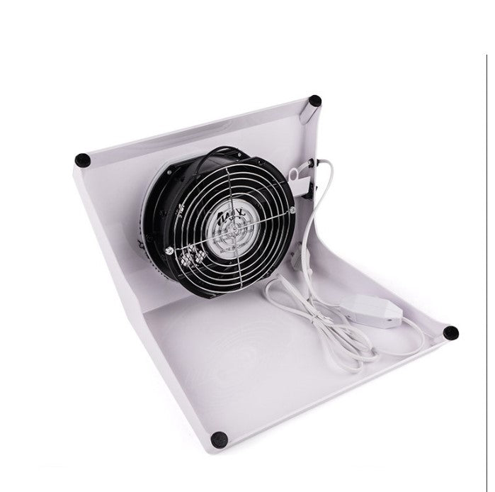 Vedere de pe dedesubt a aspiratorului alb, aratand structura ventilatorului si spatiul pentru sacul de praf.