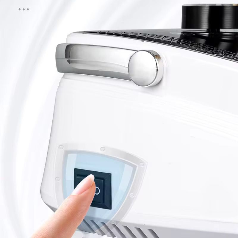 Un deget care apasa pe un buton patrat albastru situat pe carcasa alba a aparatului, sub o clema metalica argintie.