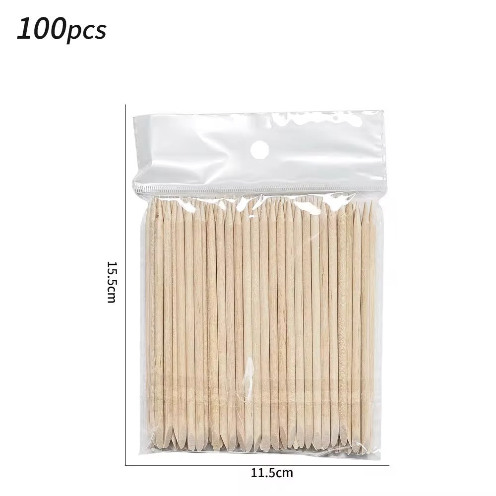 Vedere frontala a ambalajului cu marcajul 100pcs, ce contine betisoare din lemn natural destinate curatarii unghiilor si impingerii cuticulelor.