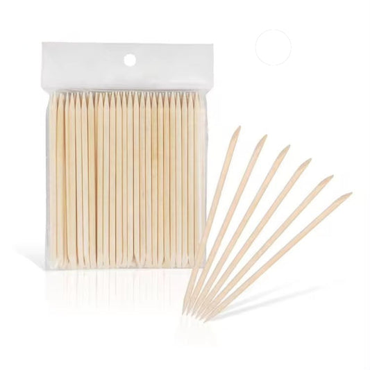 Pachet transparent cu 100 de betisoare din lemn de portocal pentru cuticule, avand cateva bucati rasfirate in partea dreapta pentru a arata varfurile de lucru.