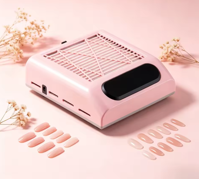 Aspirator vacuum de praf pentru unghii 80W pe fundal roz, prezentat alaturi de modele de unghii tehnice.