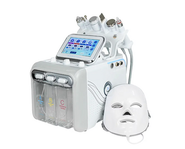 Combina cosmetica profesionala Hydrafacial 7 in 1 alba cu ecran digital, recipiente integrate pentru solutii si masca LED asezata in fata aparatului pe fundal alb.