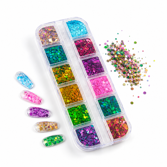 Cutie organizatoare cu 12 compartimente pline cu glitter holografic si paiete multicolore tip rainbow mix pentru decor unghii, alaturi de mostre de unghii false decorate.