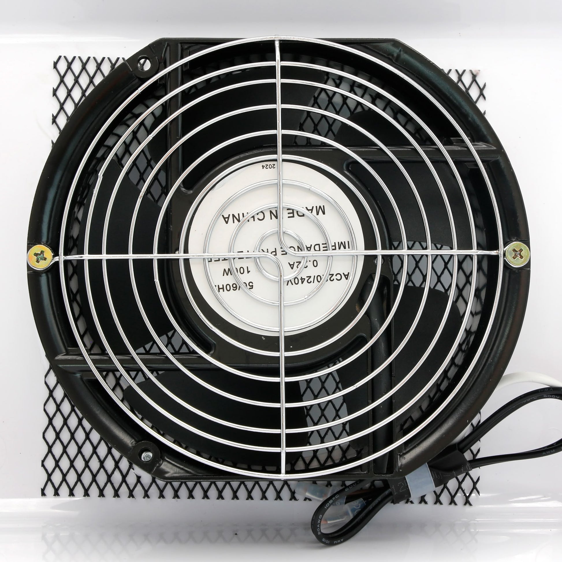 Close-up la ventilatorul si elicea de 100W protejata de grila metalica circulara pentru absorbtie eficienta.