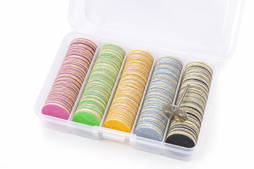 Set de rezerve abrazive autoadezive pentru pedichiura Pododisc de 25mm, cu disc metalic organizate pe 5 culori in functie de granulatie, intr-o cutie transparenta de plastic.