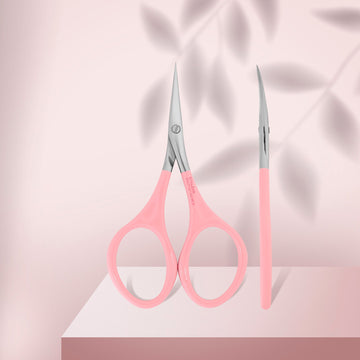 Forfecuță pentru cuticule STALEKS BEAUTY & CARE 11 TYPE 1 SBC-11/1, cu mânere roz și inele mărite, prezentată din față și lateral pe fundal roz.