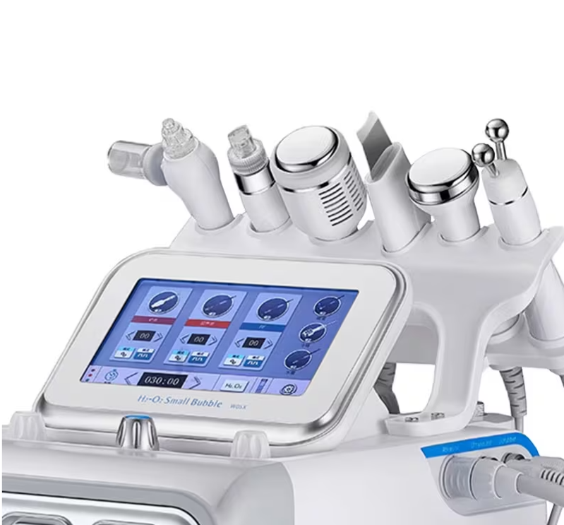 Prim-plan cu ecranul tactil pornit al combinei cosmetice Hydrafacial, evidentiind meniul digital de selectare a functiilor si capetele de lucru in spate.