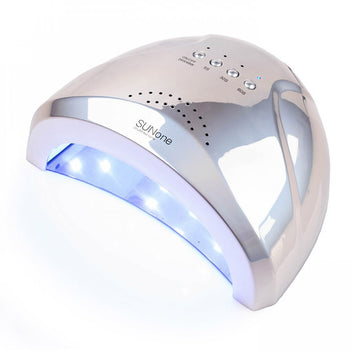 Lampa UV LED SUNone argintie cu finisaj metalic oglinda, pornita cu lumina albastra la interior, prezentata din profil pe fundal alb.