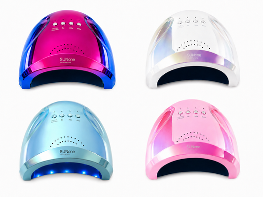 Patru lampi UV LED SUNone de 48W in culori diferite cu efect oglinda chrom – magenta, argintiu, albastru si roz – asezate pe un fundal alb