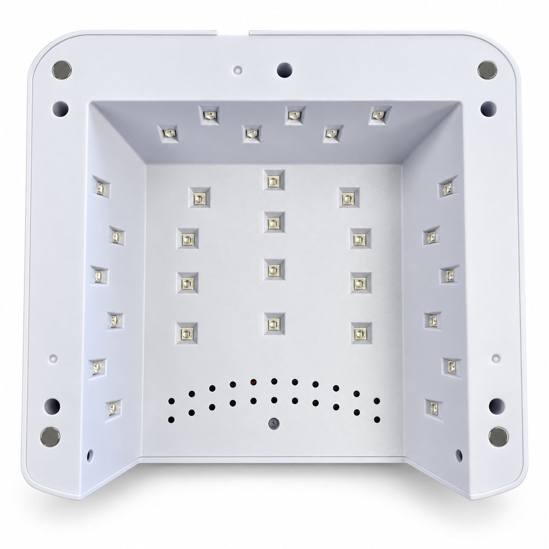 Interiorul alb al lămpii UV LED pentru unghii BQ L17, cu 30 de LED-uri amplasate pe plafon și pe pereții laterali, orificii de ventilație și zona de polimerizare văzută de dedesubt.