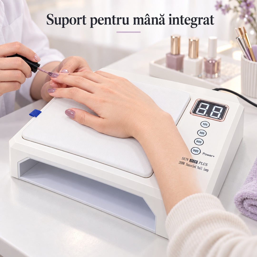 Aplicarea produsului de manichiură cu mâna clientei sprijinită pe suportul căptușit al lămpii SUN H18 PLUS, pe o masă de lucru într-un salon.
