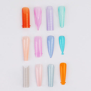 Cele 12 forme diferite de tipsuri reutilizabile asezate pe un fundal alb, prezentand culorile pastelate si neon din setul color mix