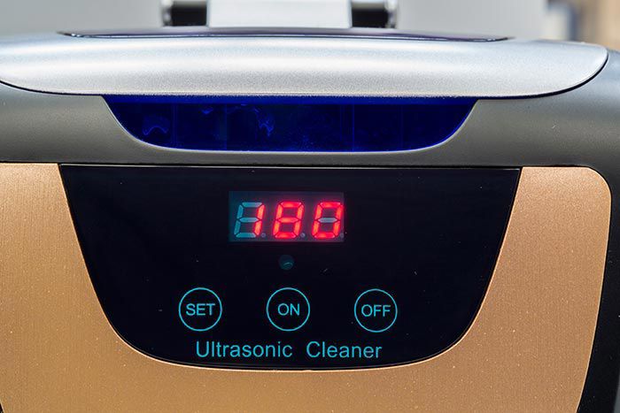Sterilizator Ultrasonic Profesional CE 5700A | Capacitate 750 ml | Display Digital vazut de aproape, evidentiand ecranul LED rosu aprins si butoanele tactile de control.