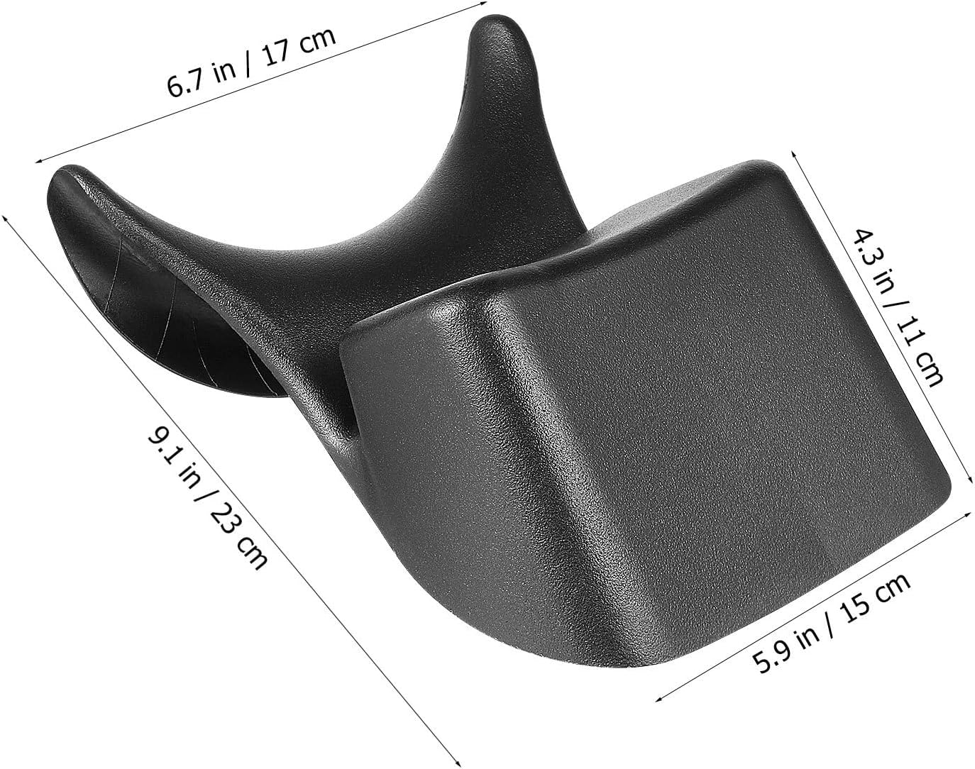 Dimensiuni Suport ergonomic din silicon negru pentru gat, special conceput pentru lavoarul de coafor, prezentat in prim-plan alaturi de o imagine secundara cu utilizarea lui la spalarea parului.