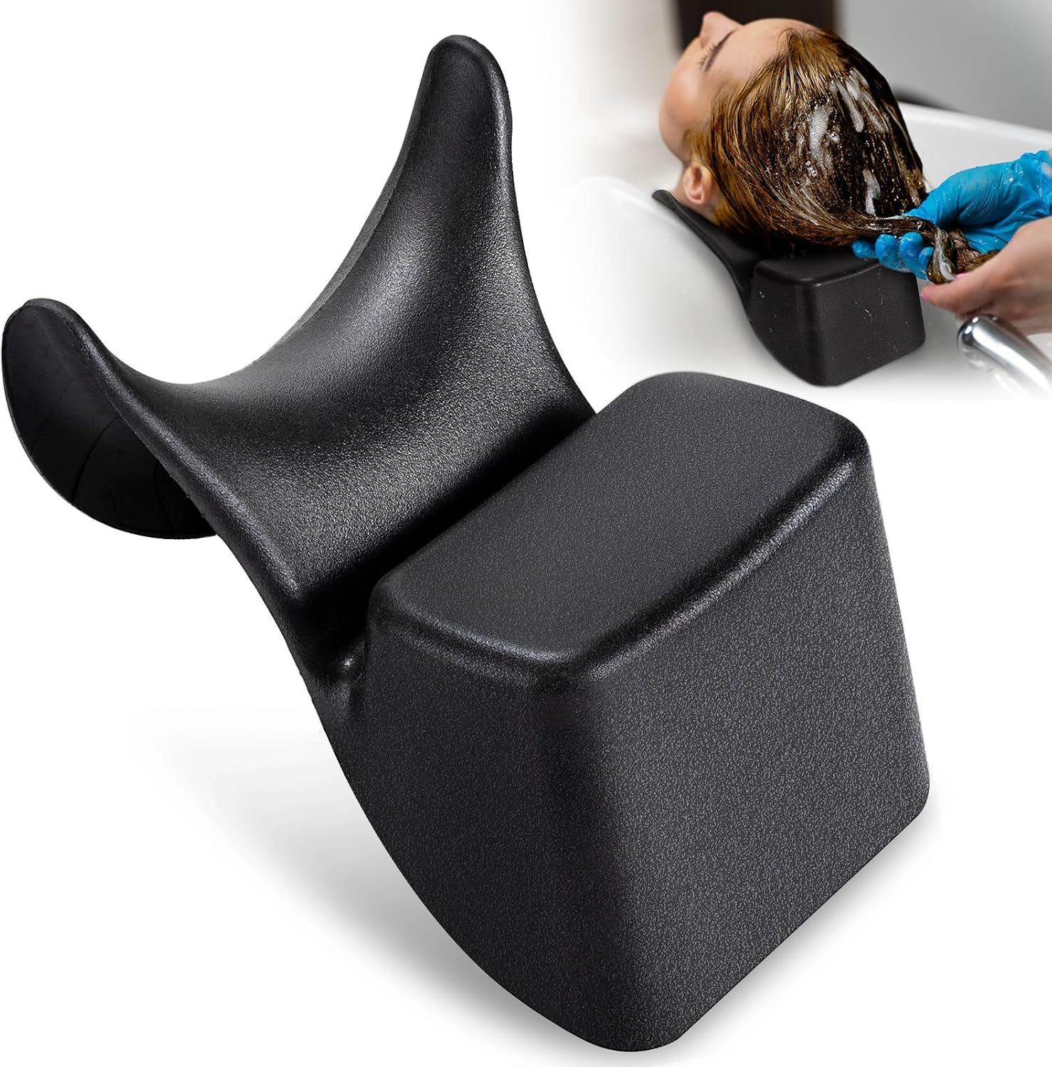 Suport ergonomic din silicon negru pentru gat, special conceput pentru lavoarul de coafor, prezentat in prim-plan alaturi de o imagine secundara cu utilizarea lui la spalarea parului.