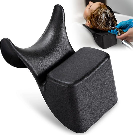 Suport ergonomic din silicon negru pentru gat, special conceput pentru lavoarul de coafor, prezentat in prim-plan alaturi de o imagine secundara cu utilizarea lui la spalarea parului.