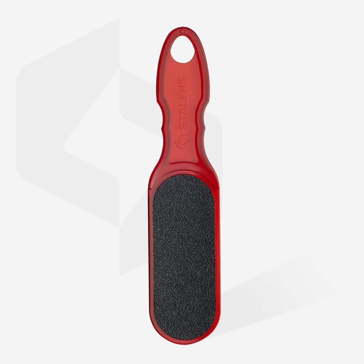 Pilă pentru călcâie STALEKS CLASSIC AC 10/3, cu suport din plastic roșu, mâner ergonomic cu orificiu și suprafață abrazivă neagră, prezentată integral.