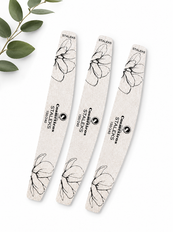 Pilă profesională pentru unghii Cosmeticos x Staleks, formă semilună, granulație 150/240, ideală pentru pilirea și finisarea unghiilor naturale și tehnice, pe fundal floral.