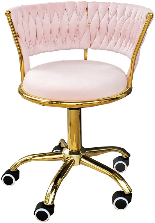 Un scaun de salon din catifea roz cu spatar impletit si picioare metalice aurii cu roti, pozitionat central pe fundal alb.
