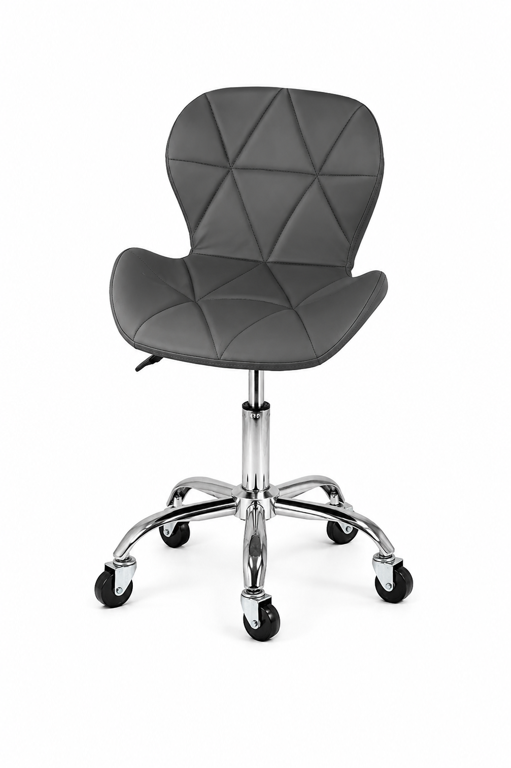Vedere frontala a scaunului cosmetic gri, punand in valoare modelul geometric de cusaturi in forma de diamant de pe spatar.