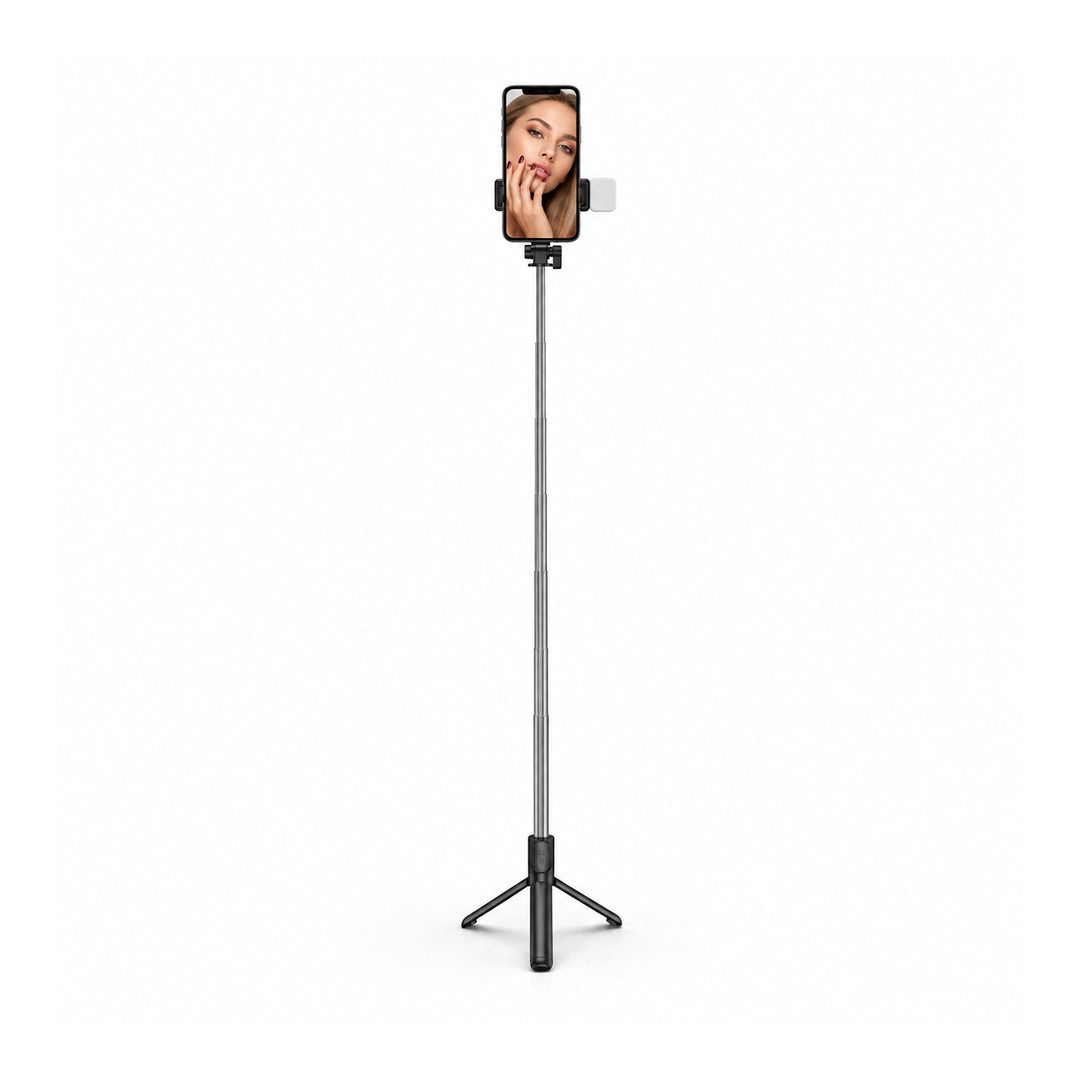 Selfie stick telescopic extins, cu trepied și telefon poziționat vertical, pentru realizarea conținutului video în salon.