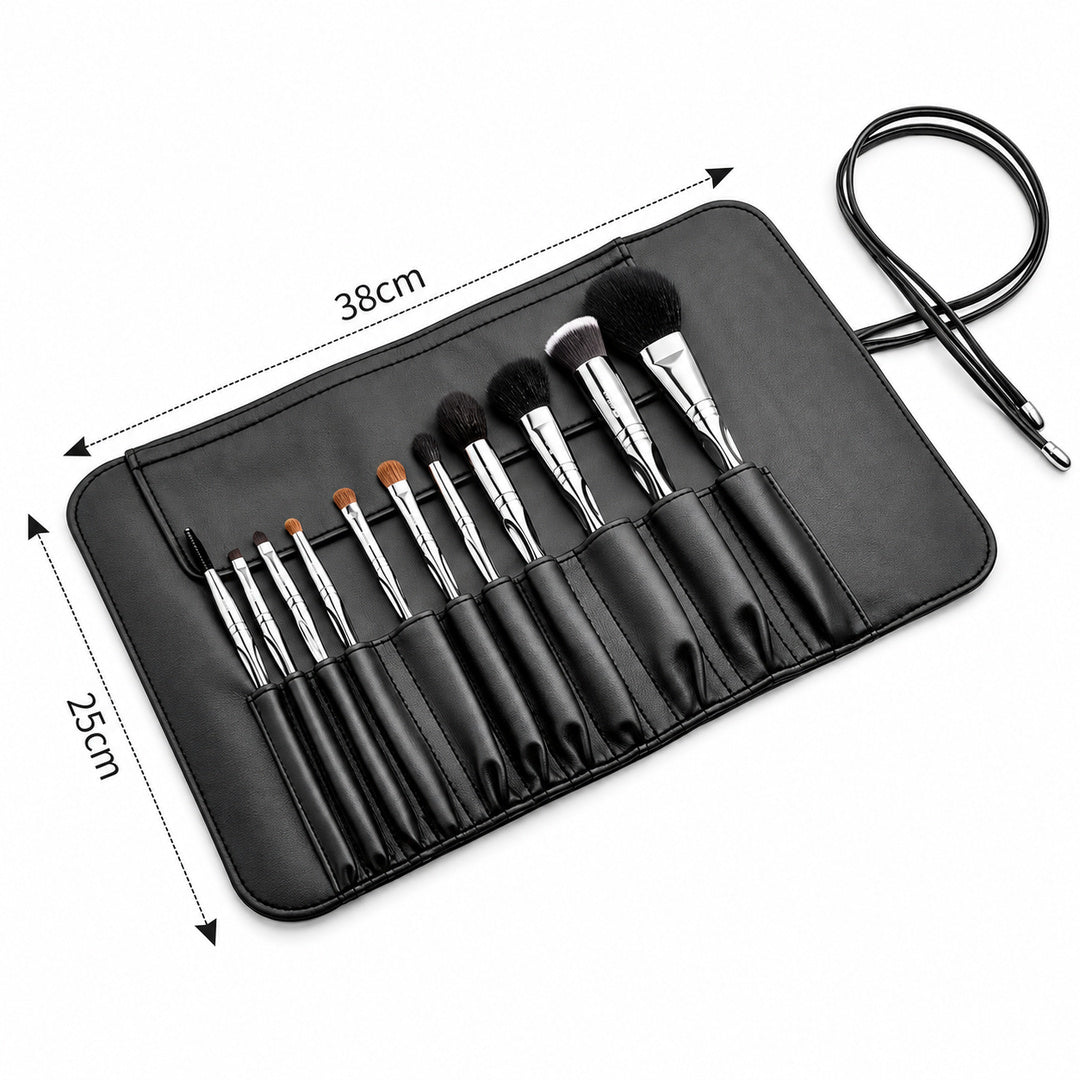 Set 11 pensule de machiaj Silver Touch în accesoriul negru cu compartimente individuale, prezentat deschis cu dimensiuni de 38 × 25 cm.
