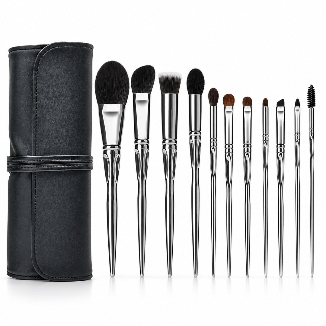 Set complet de 11 pensule de machiaj Silver Touch, alături de borseta neagra pentru depozitare și transport.
