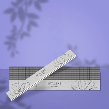 Set de 25 de pile minerale drepte STALEKS EXPERT 20, granulație 100/180, cu suprafață albă și desen floral, prezentat pe fundal mov.