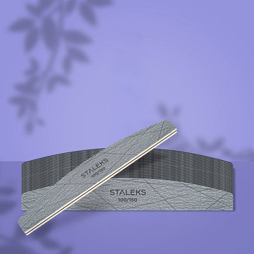 Set de 25 de pile minerale semilună STALEKS SMART 40, granulație 100/150, cu o pilă așezată oblic peste celelalte, pe fundal mov.