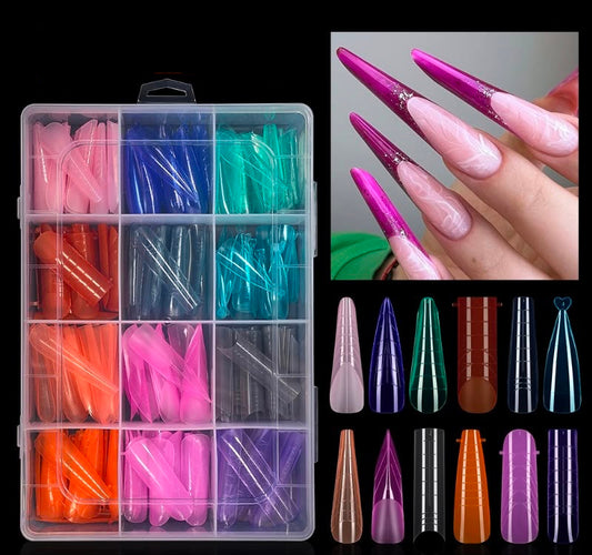 Cutia compartimentata plina cu tipsuri colorate alaturi de o imagine de tip schita ce prezinta aplicarea unei unghii lungi de culoare roz intens