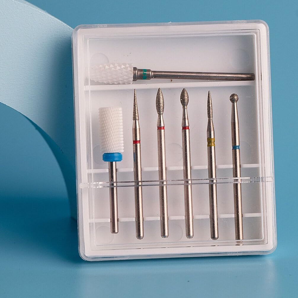 Set complet de 7 capete pentru freza de unghii prezentat din mai multe unghiuri impreuna cu cutia de depozitare