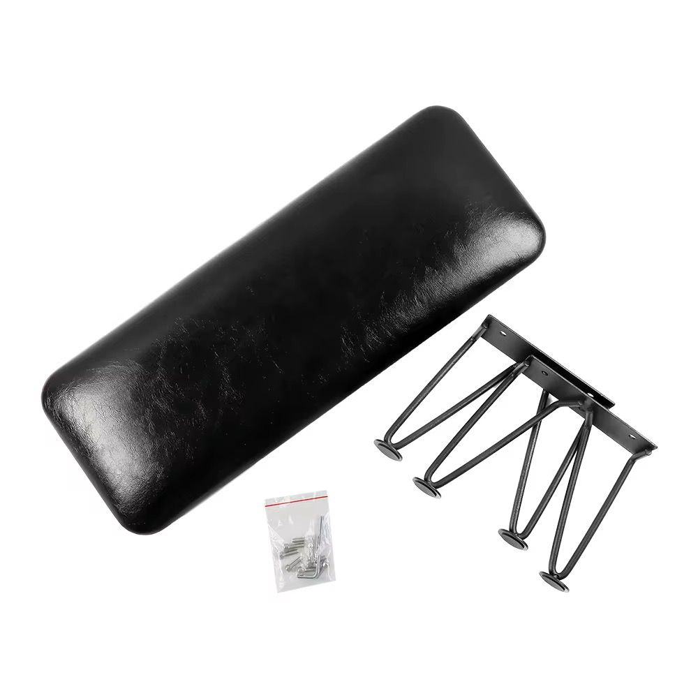 Componentele suportului de mana dezasamblate: perna neagra din piele, picioarele metalice si punguta cu suruburi pentru montaj.