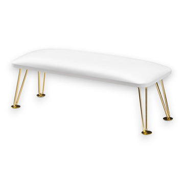 Suport profesional de mana pentru manichiura, cu perna din piele ecologica alba si picioare metalice subtiri de culoare aurie, prezentat din profil pe fundal alb.