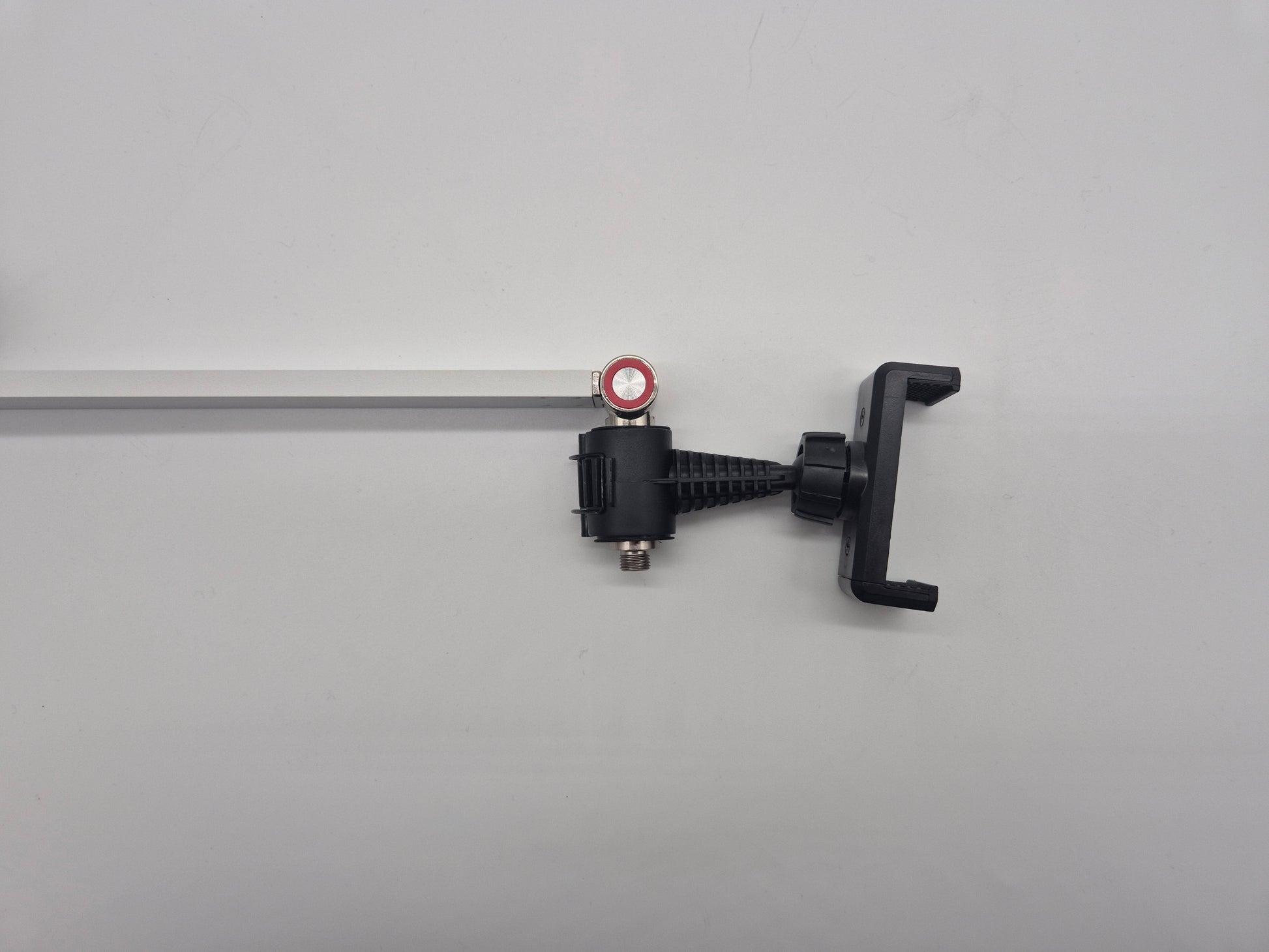 Suport telefon ajustabil vertical, compatibil cu toate modelele de telefoane, ideal pentru sesiuni profesionale