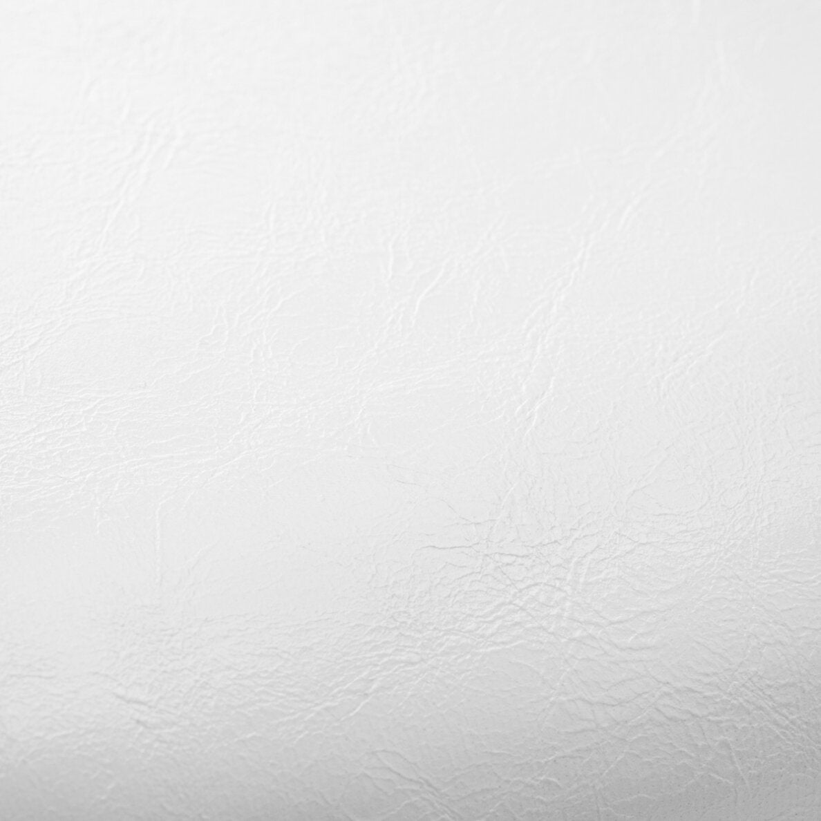 Macro-fotografie ce evidentiaza textura fina, mata si calitatea materialului din piele ecologica alba folosit pentru tapiteria suportului