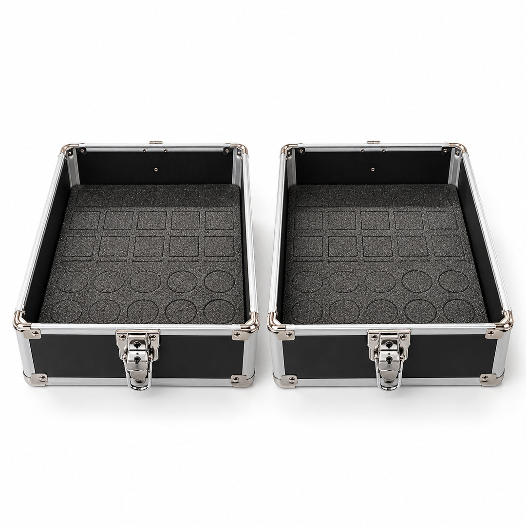 Doua compartimente intermediare identice ale trolerului cosmetic negru, prezentate deschise, fiecare cu insertie din spuma cu decupaje patrate si rotunde pentru recipiente compatibile. Pereti interiori negri, margini metalice argintii si inchideri cu cheie.