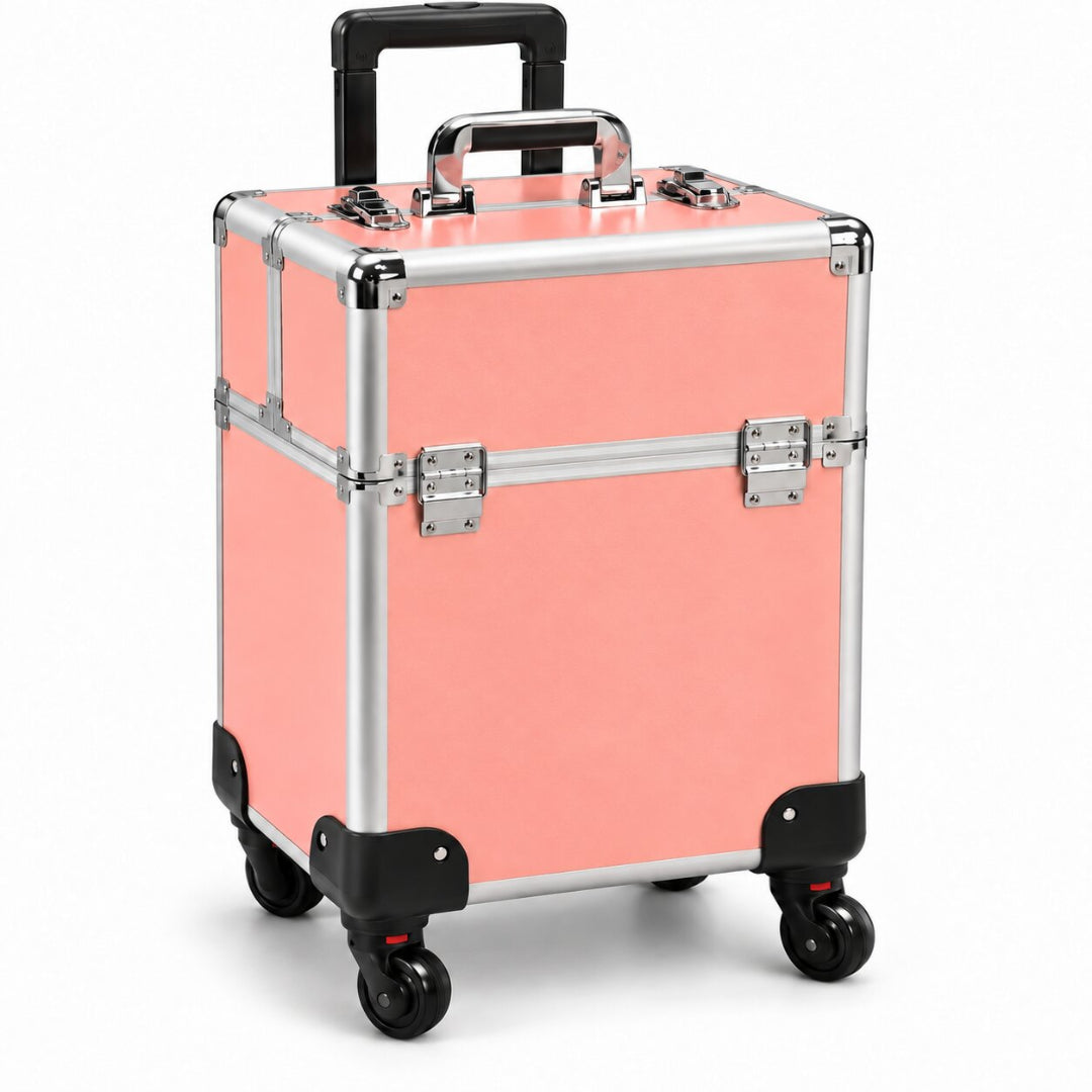 Troller make-up profesional roz somon, vedere 3/4, cu structură rigidă, ramă metalică argintie, mâner telescopic retractabil, mâner superior, sisteme metalice de închidere și 4 roți pivotante.