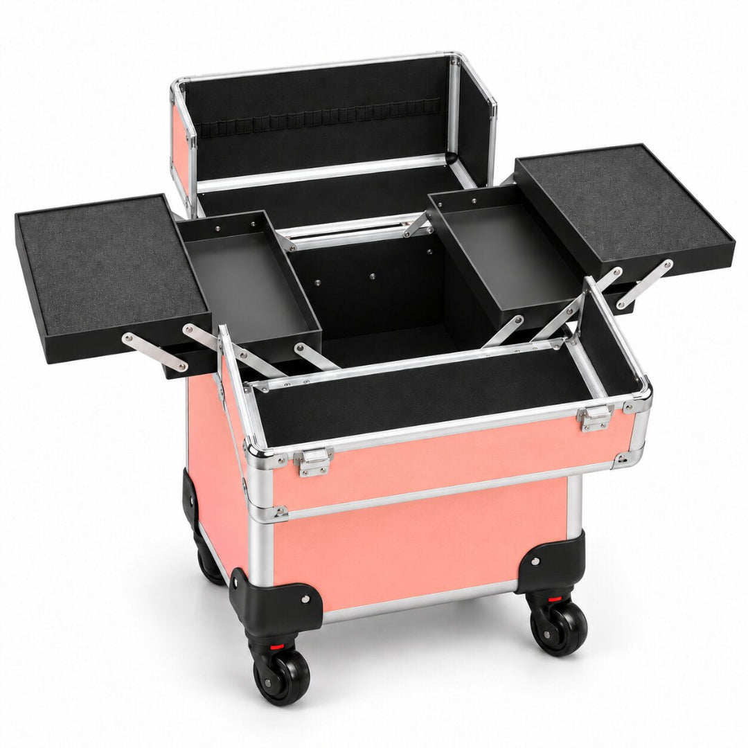 Troller make-up profesional roz somon prezentat deschis, cu 4 tăvițe extensibile negre dispuse pe două niveluri, compartiment central spațios, mecanisme metalice de deschidere și interior organizat pentru produse cosmetice și accesorii.