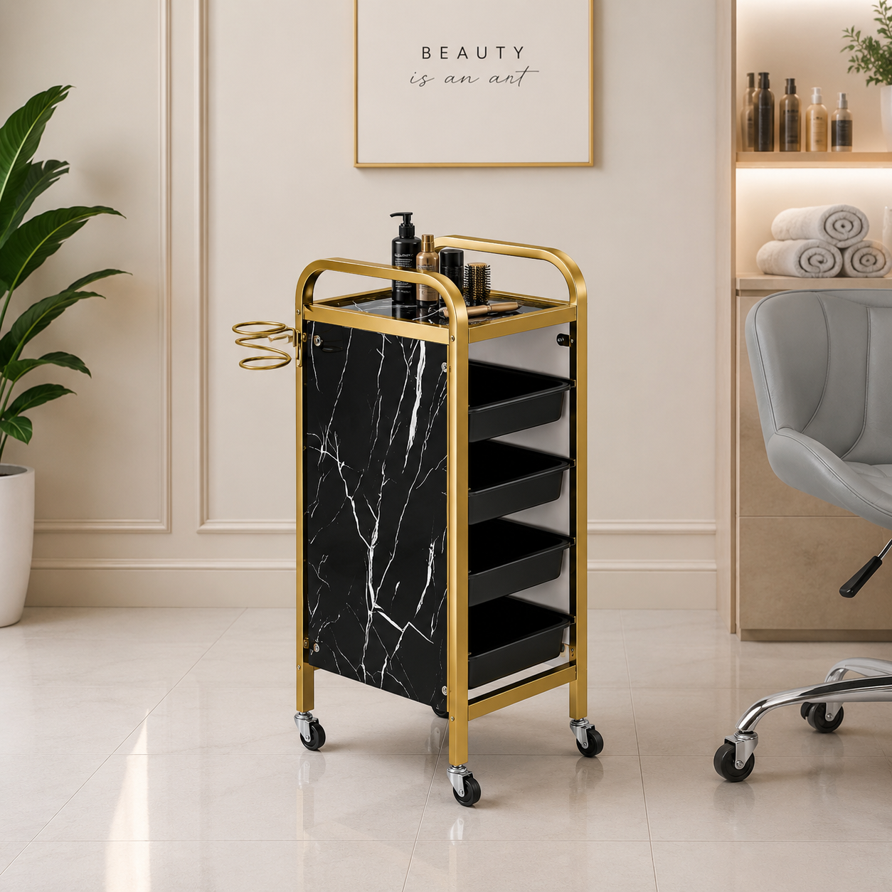 Un ucenic cosmetic elegant cu model de marmura neagra si detalii aurii, asezat intr-un salon modern, langa un scaun gri.