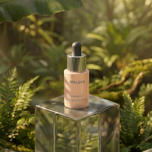 Ulei pentru unghii și cuticule STALEKS Treat.s NOT-10, 10 ml, cu avocado și germeni de grâu, în flacon cu pipetă pe un suport transparent, în decor vegetal.