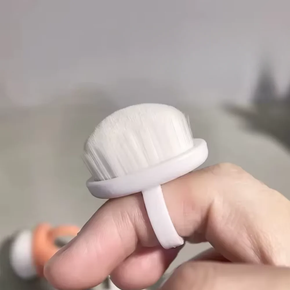 O mana care poarta mini pamatuful alb fixat ca un inel pe degetul aratator, aratand cum se foloseste in timpul lucrului.